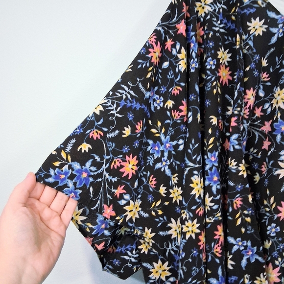 Floral Kimono Robe Duster One Size Flowy And Comfortable With Black Background - Picture 3 of 12